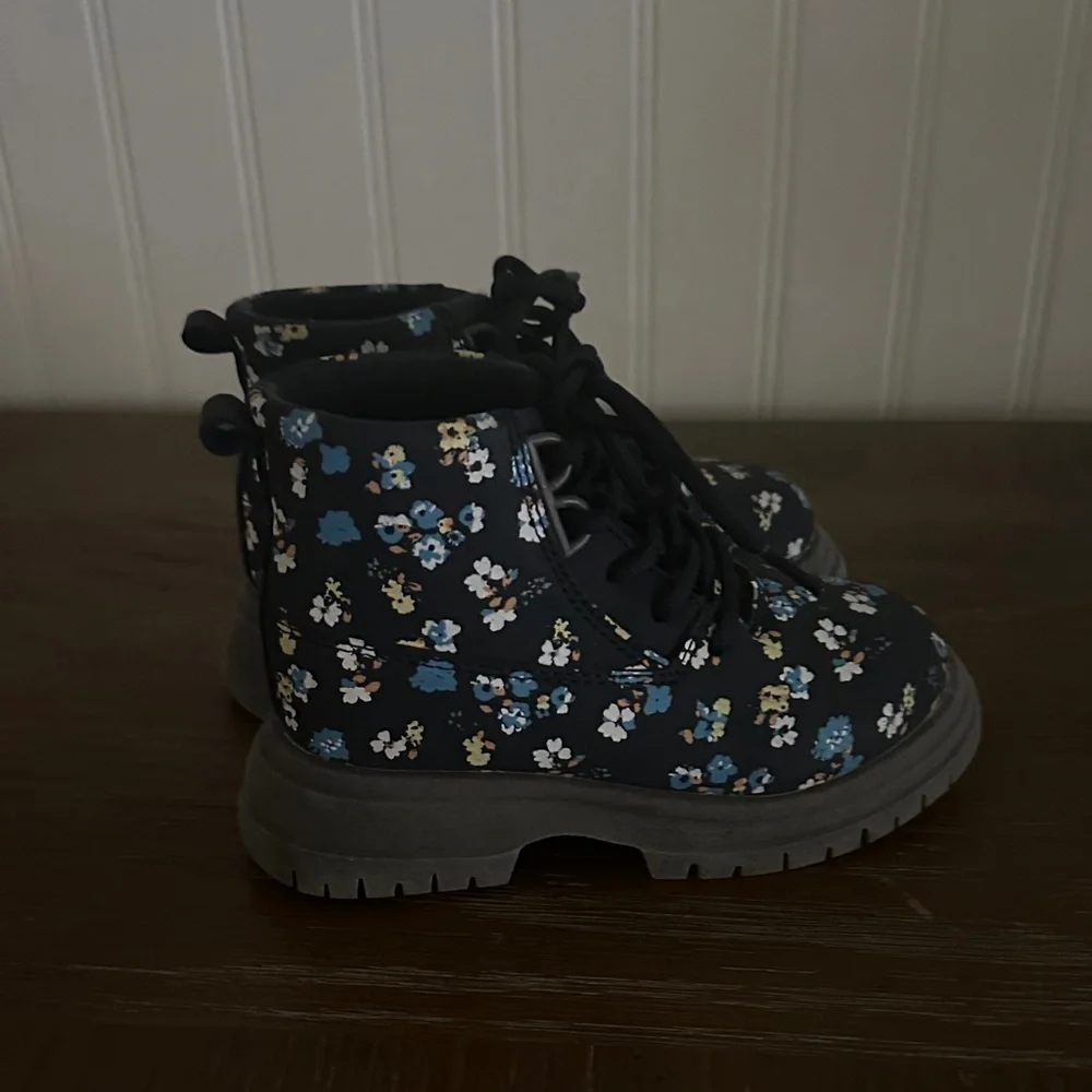 OshKosh B’gosh Floral Boots Like New sz 7 mos